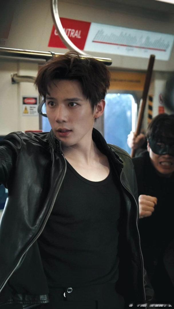 王安宇姚安娜二搭就这么有梗王安宇给姚安娜和烟花拍合照别人拍烟花非要搞破碎感，他