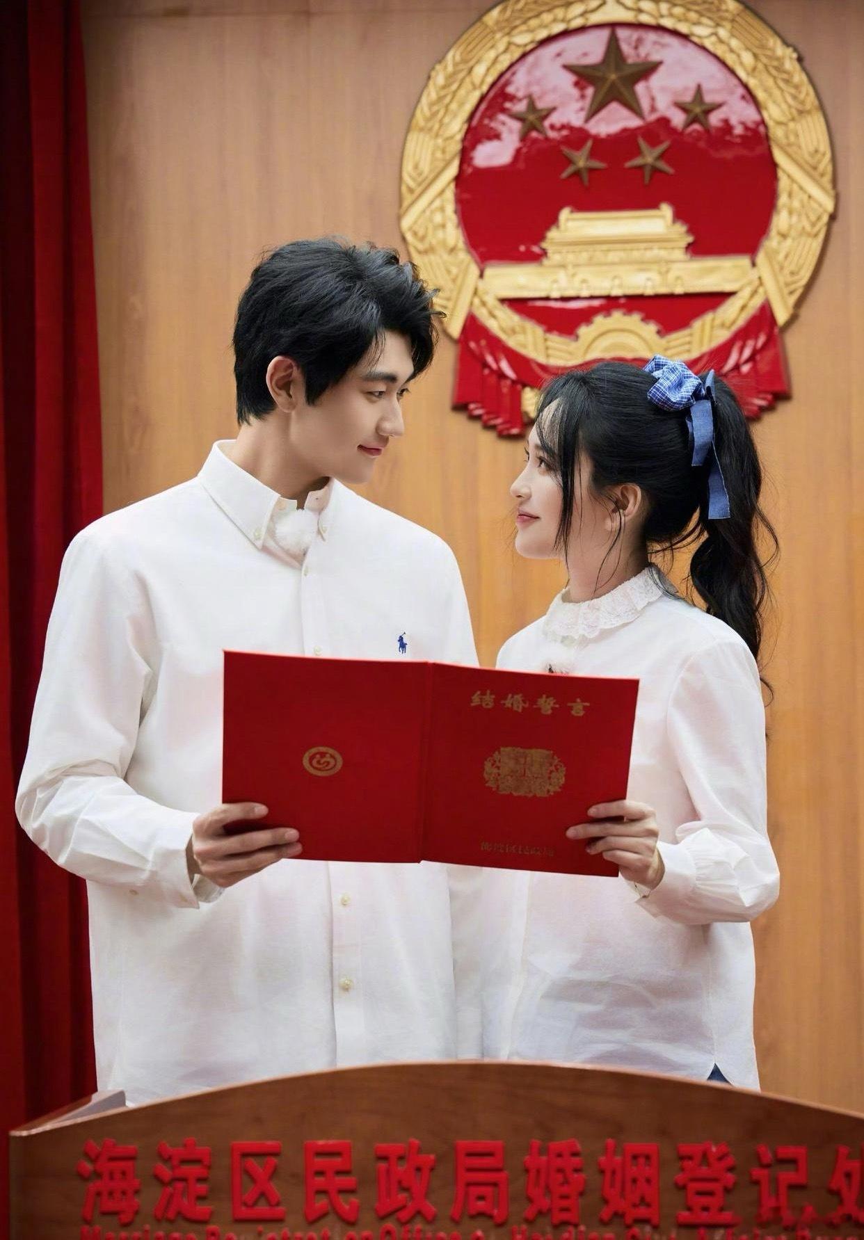 1.何炅现在都学乖了，尽可能不与老搭档们同台，他精力跟不上也不愿再帮别人收拾烂摊