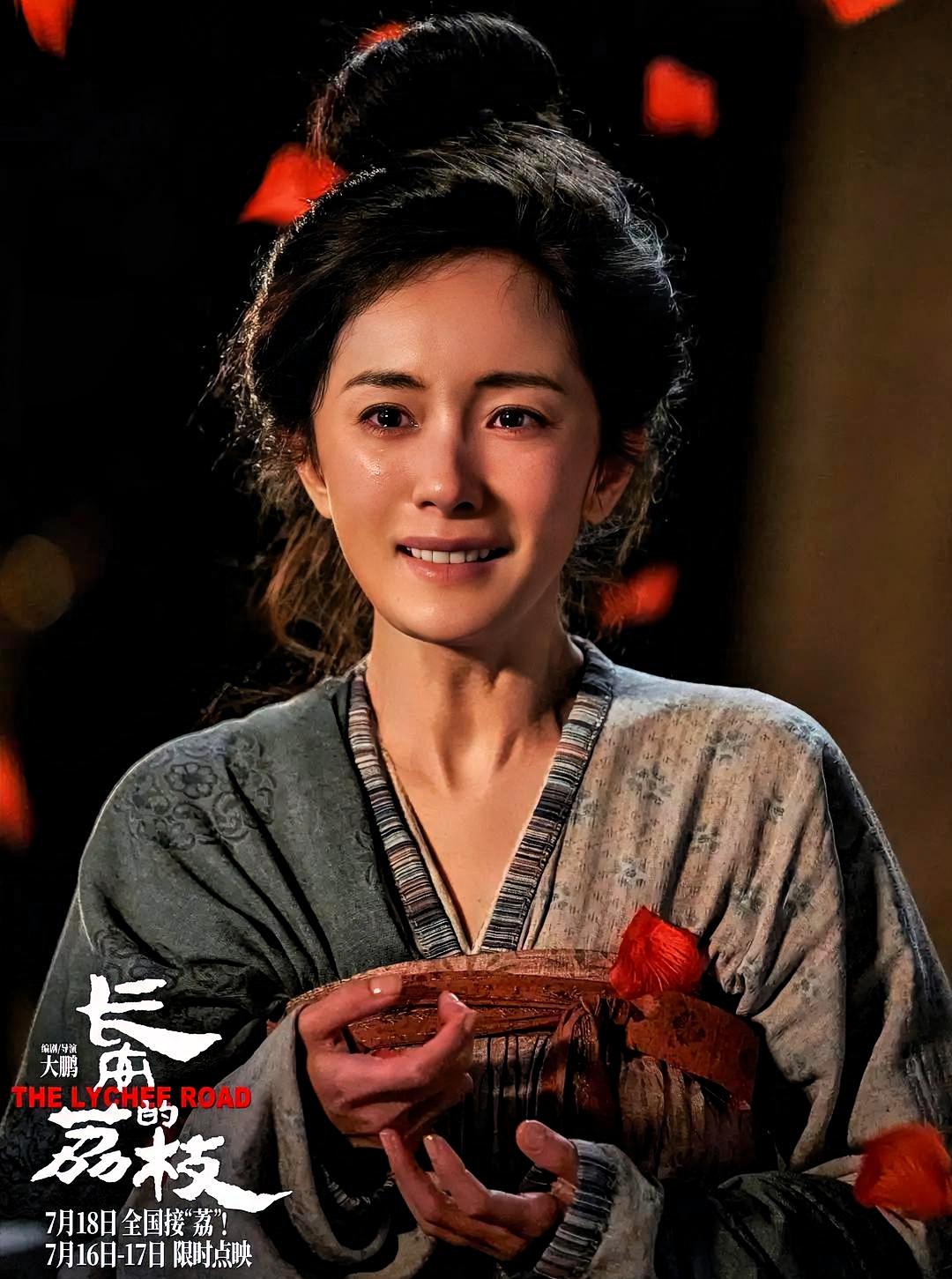 “杨幂演不了电影。”这句话她听了多少年了。现在百花奖用双提名，把这句评价原路退回