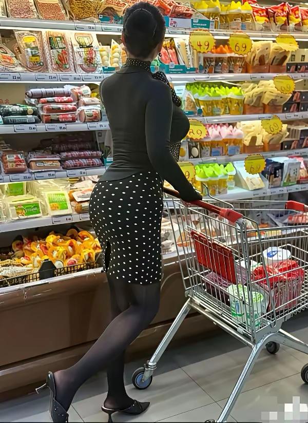 超市里的美女常是一道独特风景线。