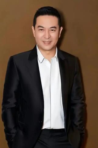 张嘉译疯了？自己客串，却把比自己还多的戏份，硬塞给一个20出头的小伙子。这个标