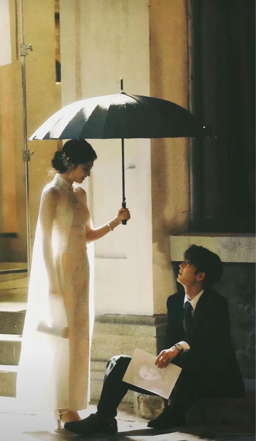 雨中情，伞下缘，一瞬间的相遇，却成了永恒的记忆。王楚然张凌赫合作的新剧路透好绝！