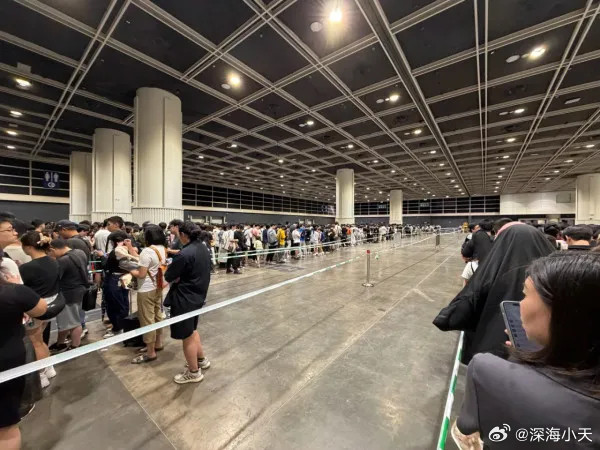 港媒：内地客逛香港动漫节震撼体验，排队2小时惊叹港人秩序HK港生活报道，有内地网