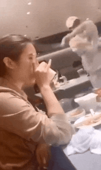 搞笑gif: 生了孩子你也收收心吧妹子, 看得我头疼