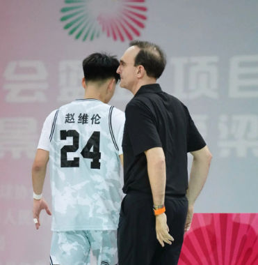 看来辽宁男篮俱乐部并不缺钱啊！据悉，近期辽宁男篮U22梯队将于赴美拉练，届时赵维
