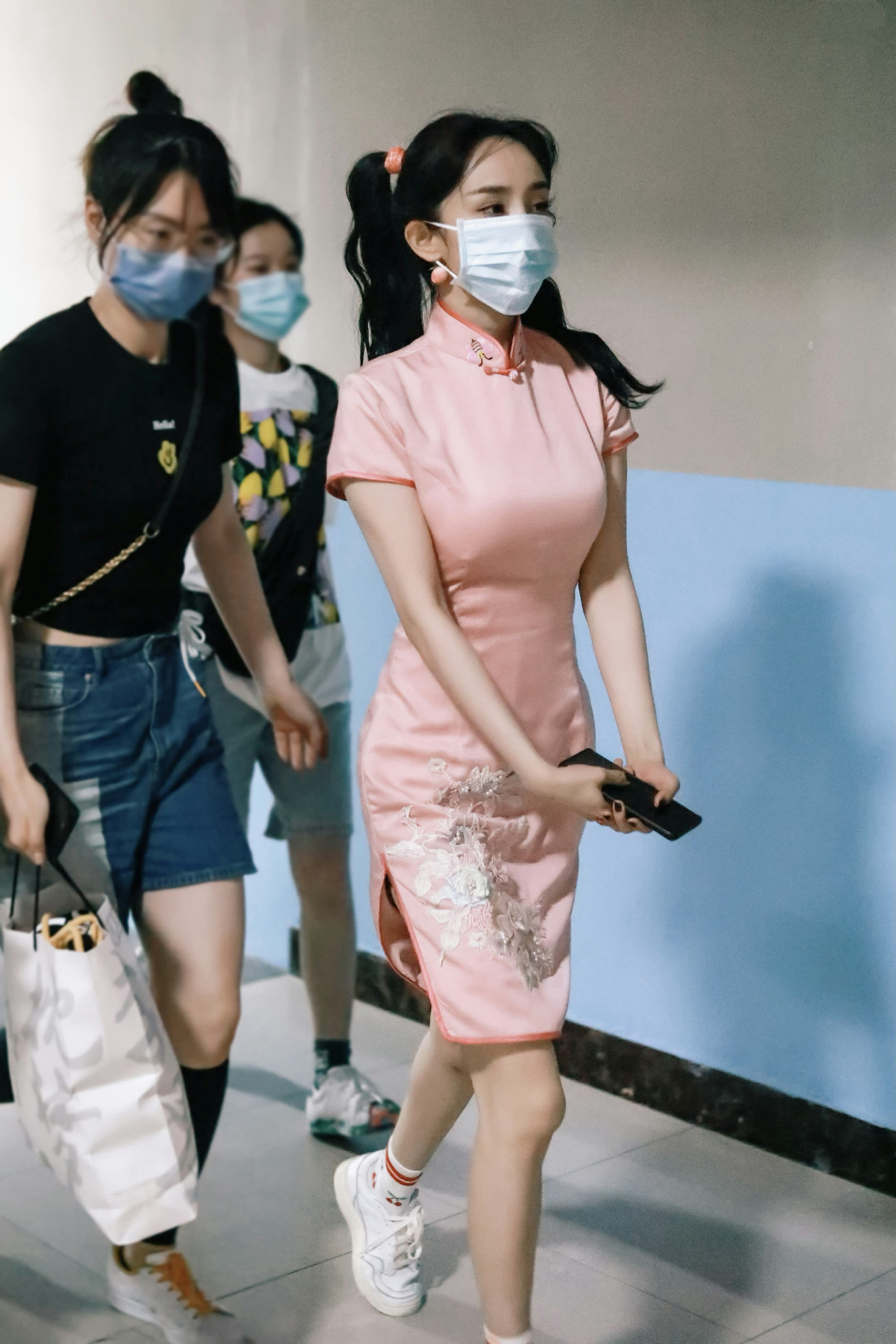 杨幂穿一身淡粉浴袍装，红唇点缀，太优雅了。杨幂