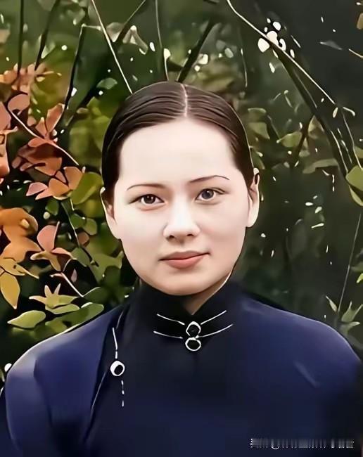 她是伟大的爱国主义，民主主义，国际主义和共产主义战士，是二十世纪伟大的女性，坚强