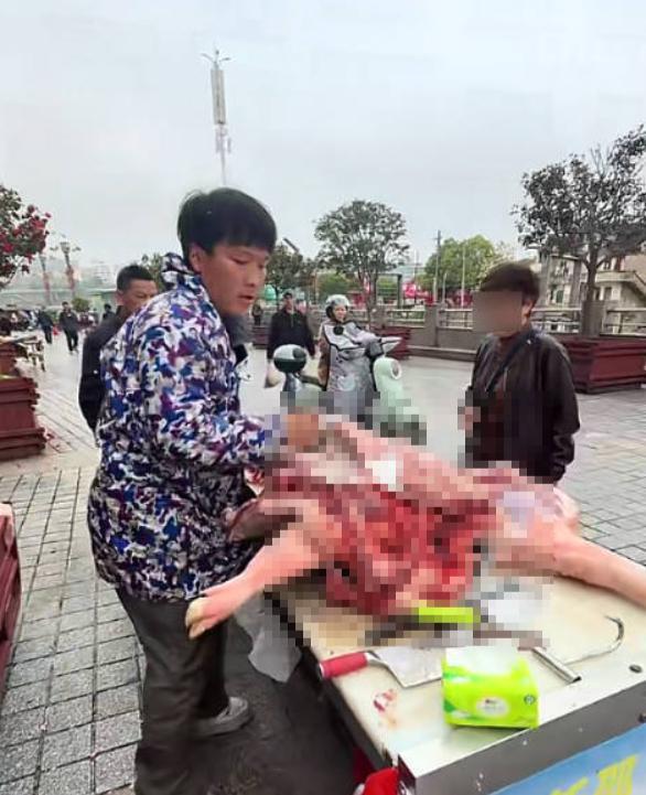 21岁小伙卖猪肉帮助抚养6个弟妹