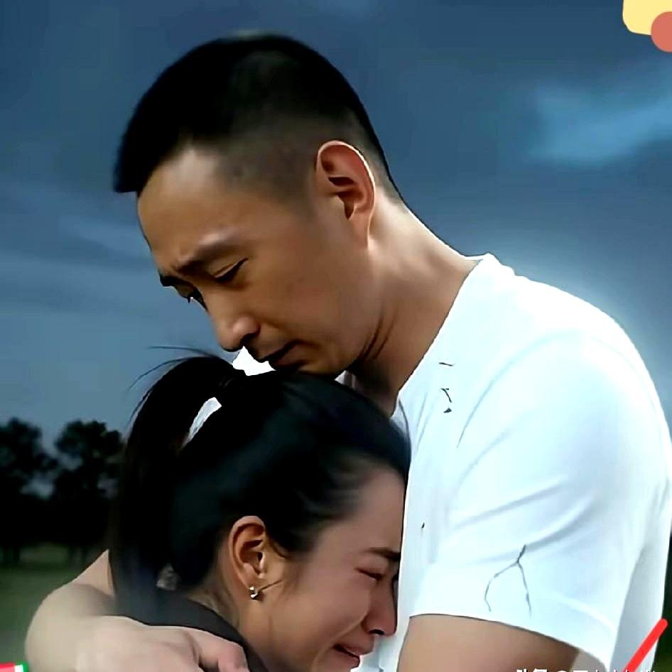 你说人这辈子最怕啥？不是吵架分开，是压根没机会再见！老公走了快一年，这大姐愣