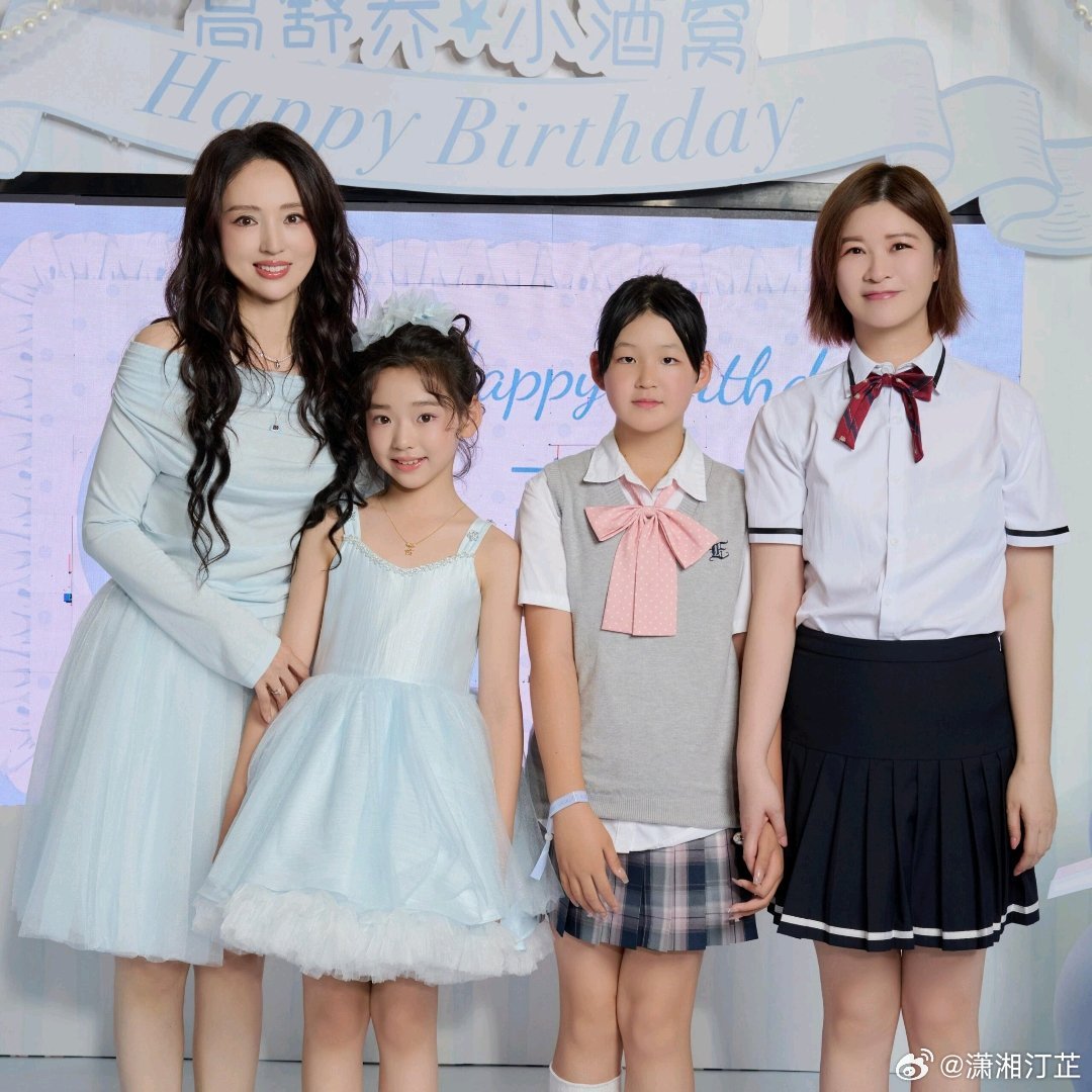 杜华带女儿现身小酒窝生日会才知道杜华有个女儿👧🏻她女儿和她长的好像啊小酒窝和