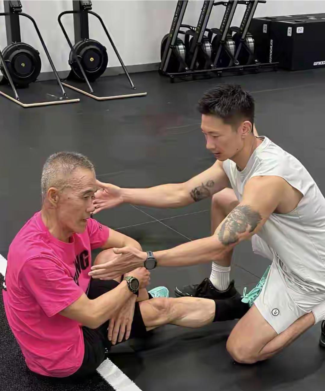 王石呀！王石，你得服老啊，你看你过度锻炼，把自己累成啥样了，坐在地上，教练都怕你