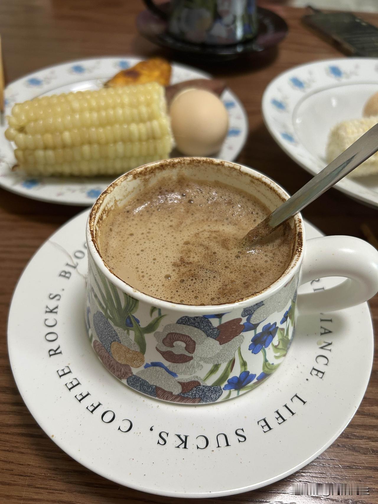 从高攀不起的星巴克到平价的瑞幸。曾经的咖啡成了一种身份的象征喝杯下午茶咖啡就
