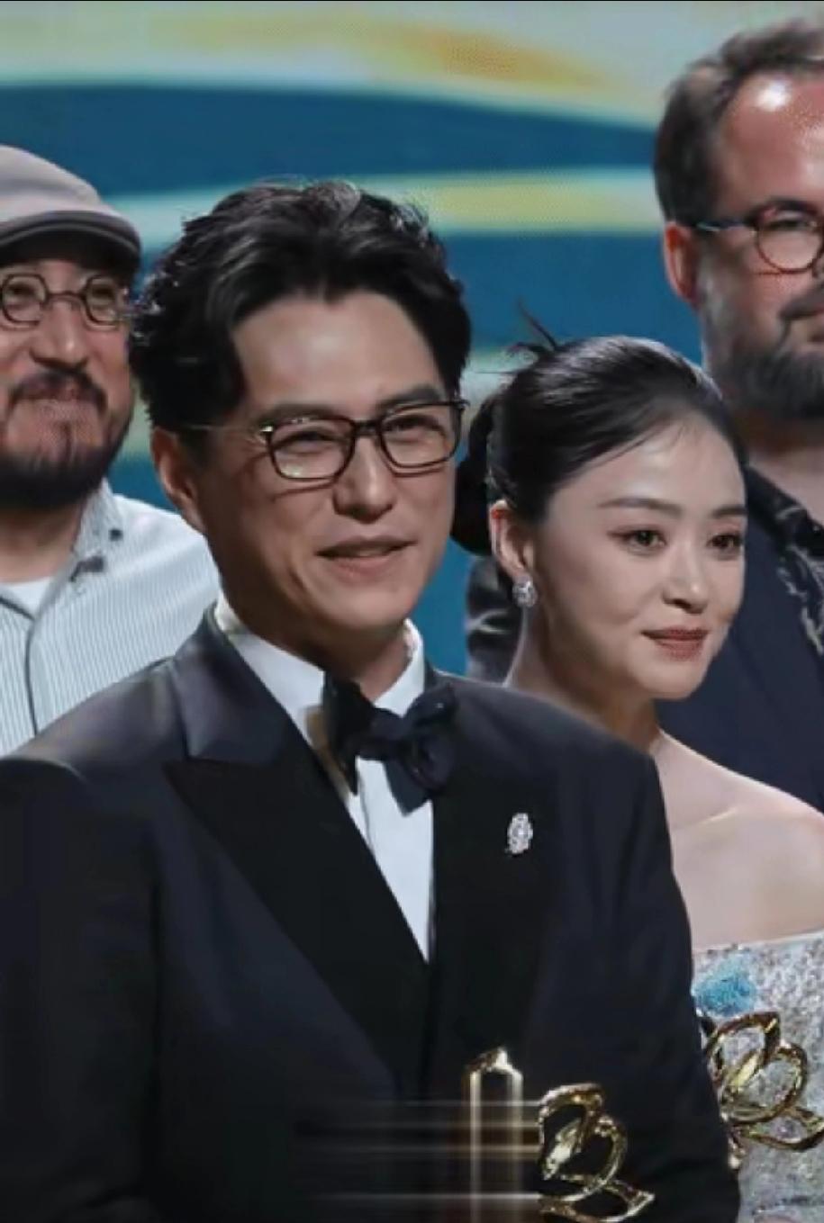 破防了！靳东抱蒋欣太戳人，深吸气才转身，蒋欣瞬间红了眼百花奖颁奖