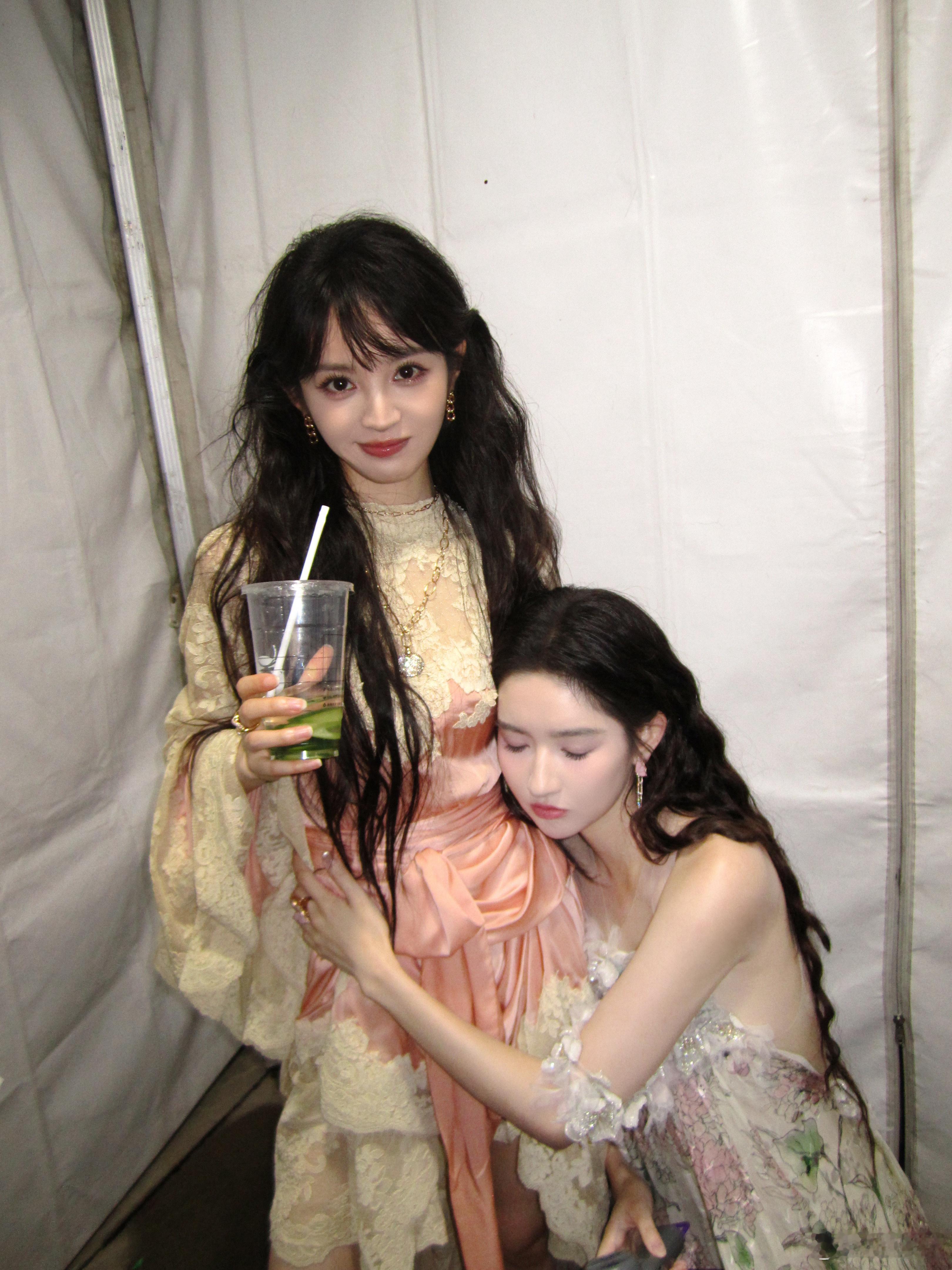 王玉雯田曦薇合照我们红毯内场搭子就这样🐰细微和朋友们玩得开心我就放心啦[羞