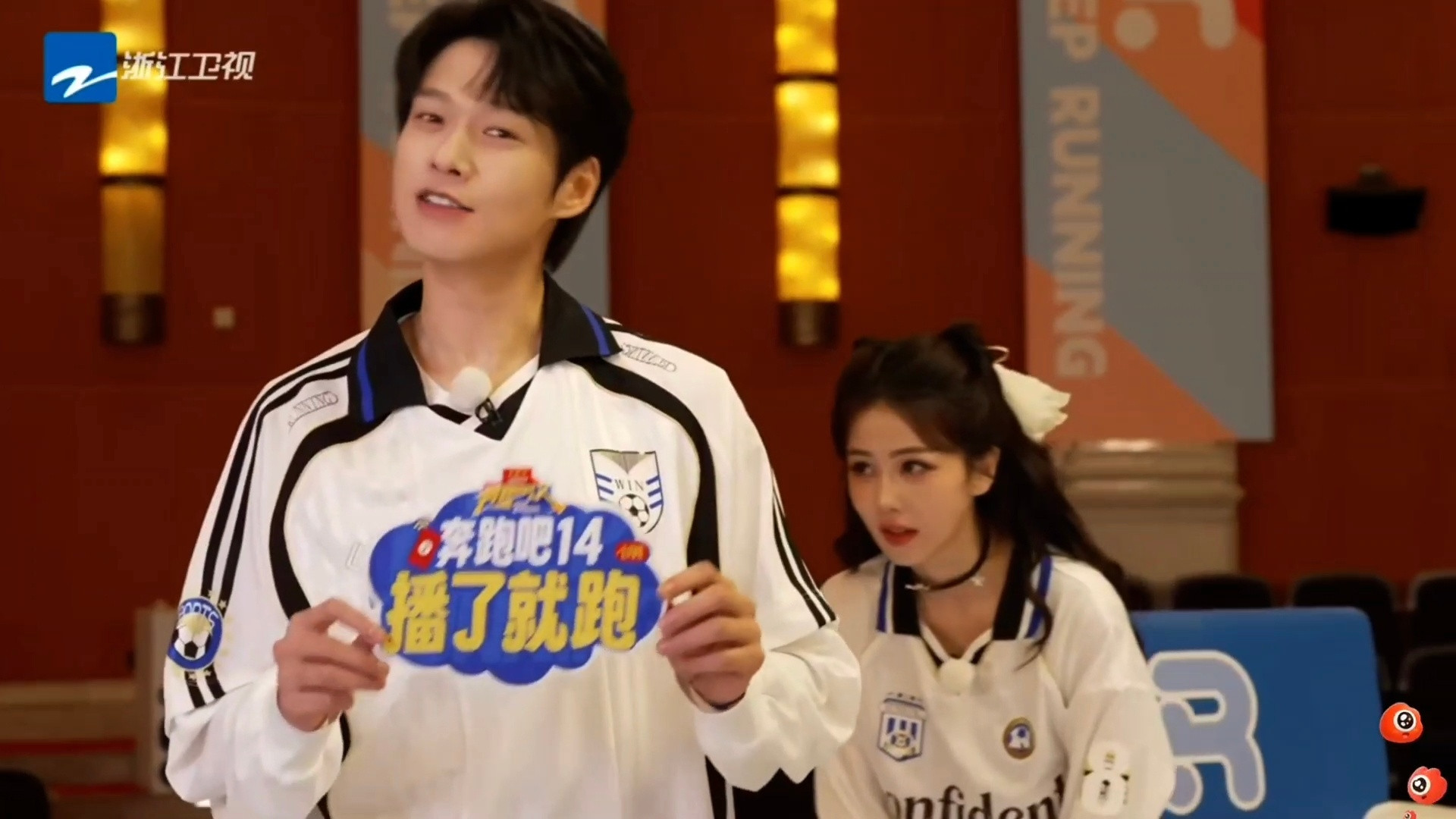 这个调皮鹿儿就这样突然蹦出来把魏大勋名牌撕了哈哈哈哈哈哈哈哈哈哈哈还复刻了当年偷