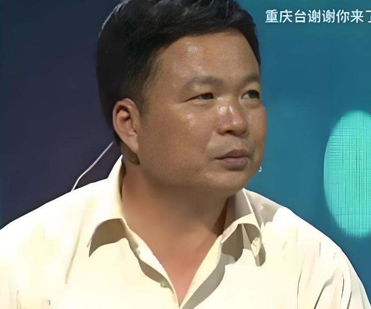 山东临沂一45岁男子，资助17岁贫困女孩上学，女孩毕业上门感谢，男子却红着眼说：