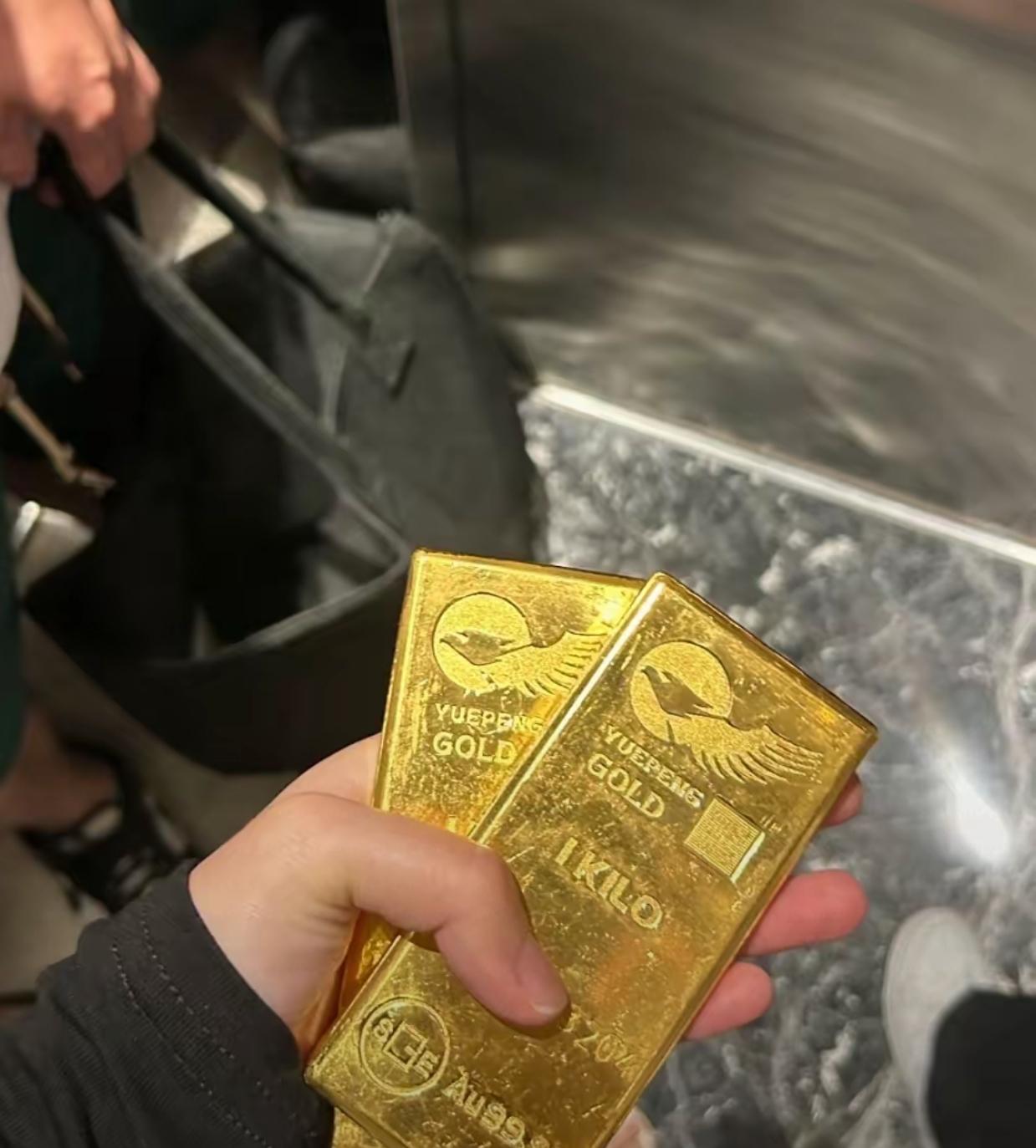 金价疯涨改变消费潮！钱都涌向黄金，商场酒吧却冷清了。身边不少朋友把存款换成金