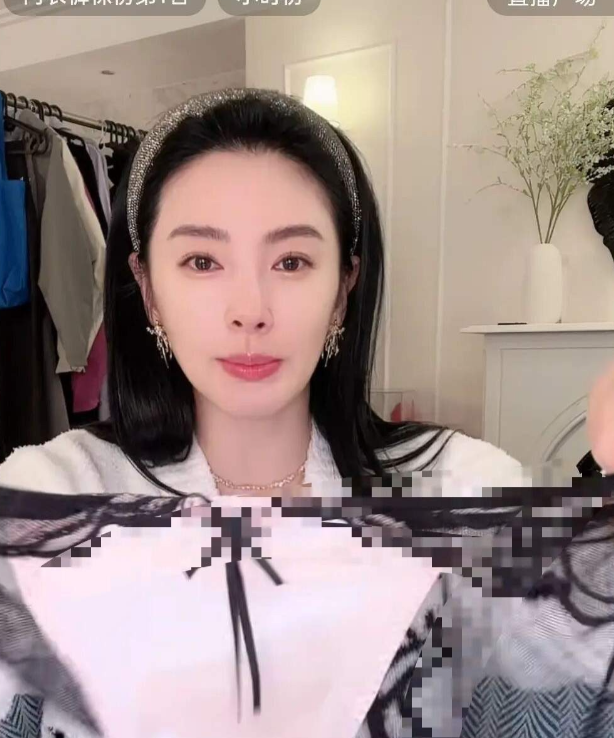 真不知道张雨绮是咋想的，直播带货也就算了，可她为什么偏偏选择卖内裤呢？也不知