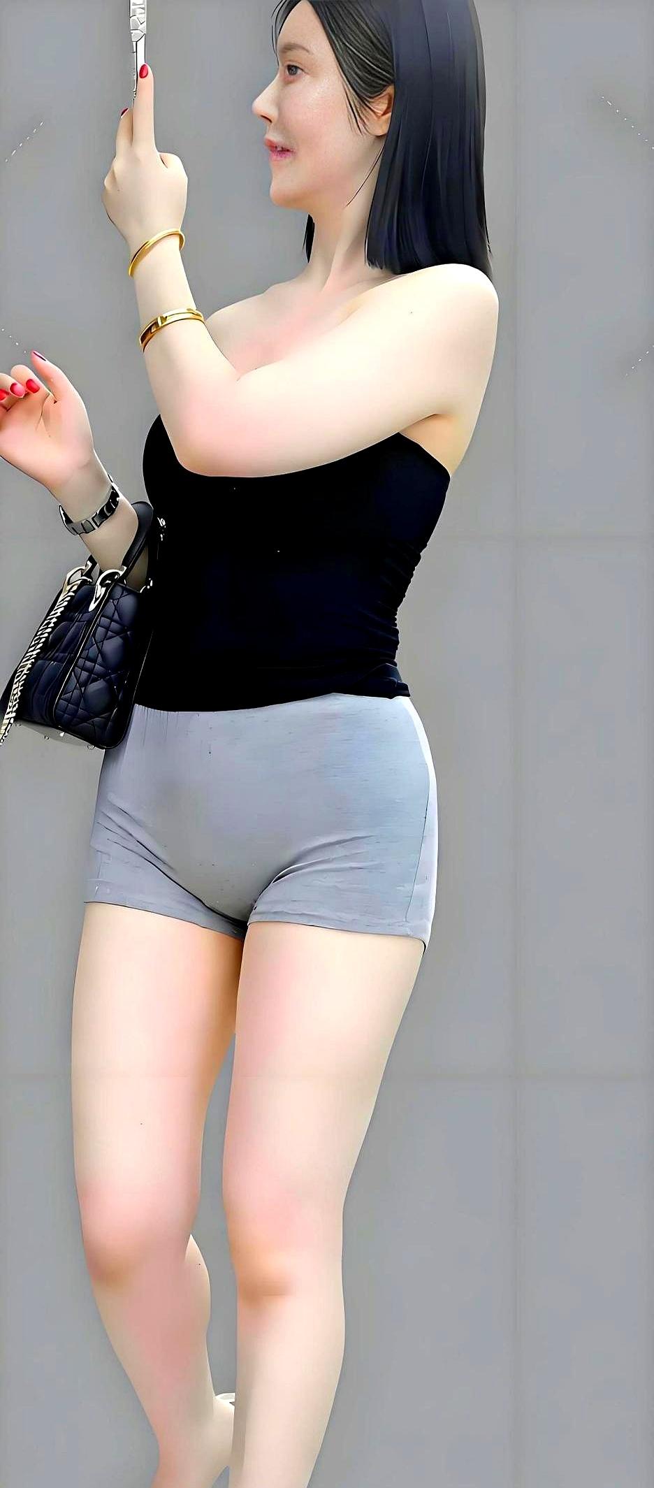 四十岁的女人穿紧身裤，图的不是回头率，是告诉时间别嚣张。腿再紧，皱纹再深