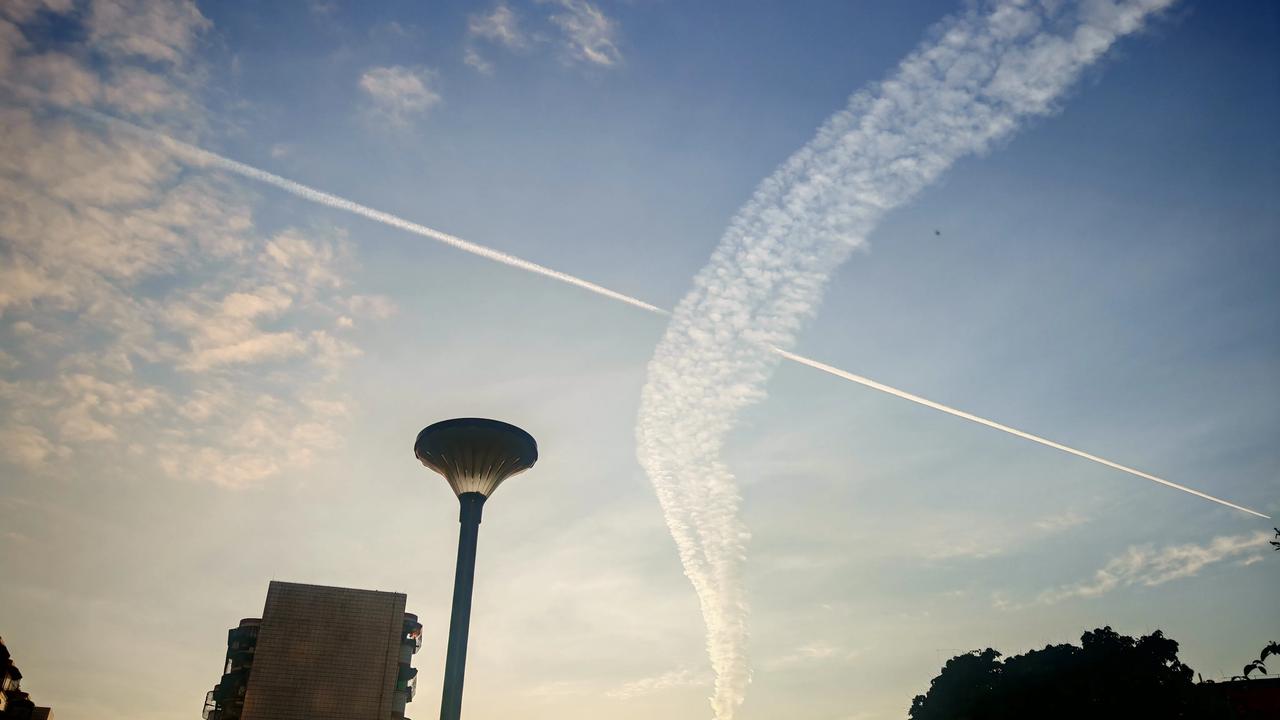初冬的晴空，依然是蓝天白云。傍晚的弓箭云，远看犹如射向宇宙的箭矢。