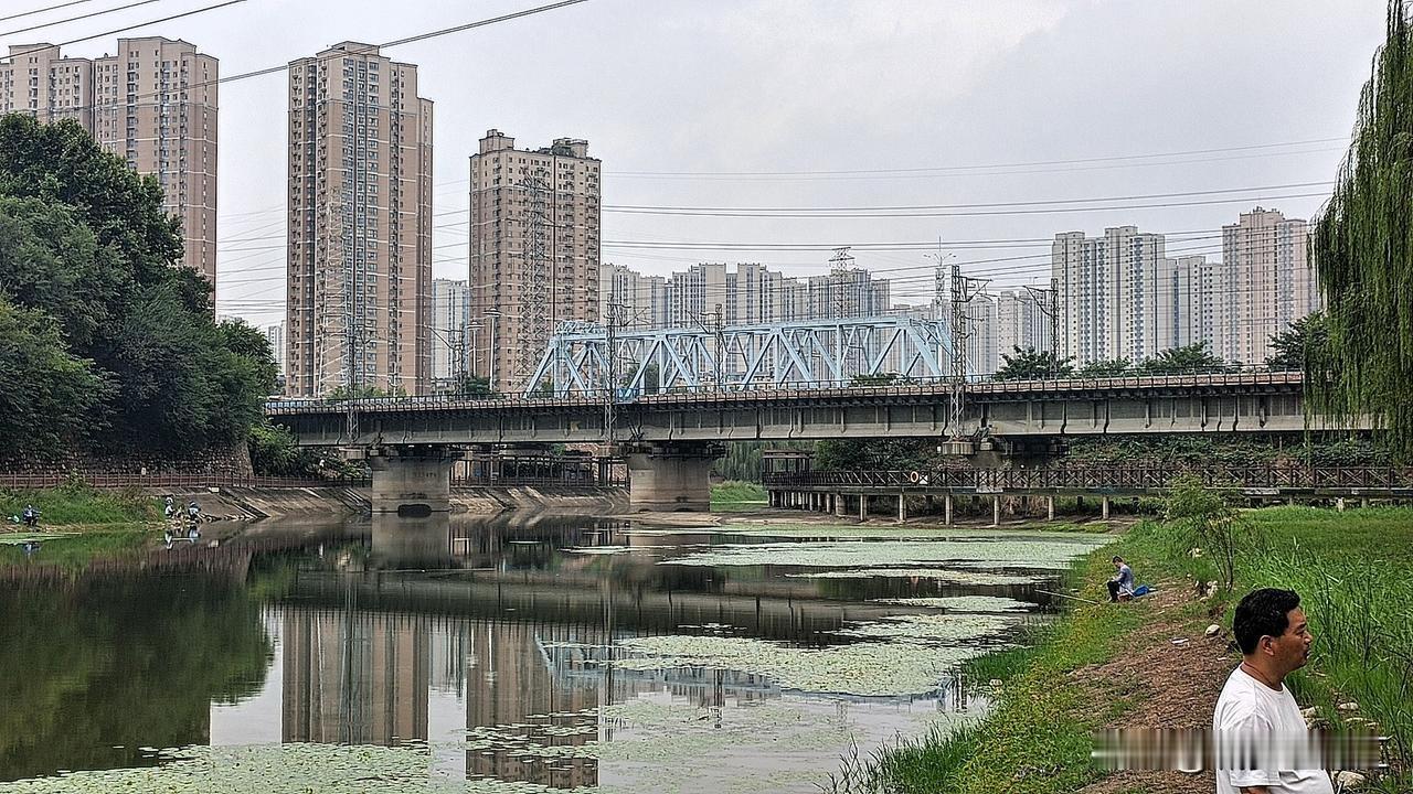 郑州大水缸，雨后西流湖，以前郑州有三只大缸，分别是西流湖、常庄、尖岗。后来又有