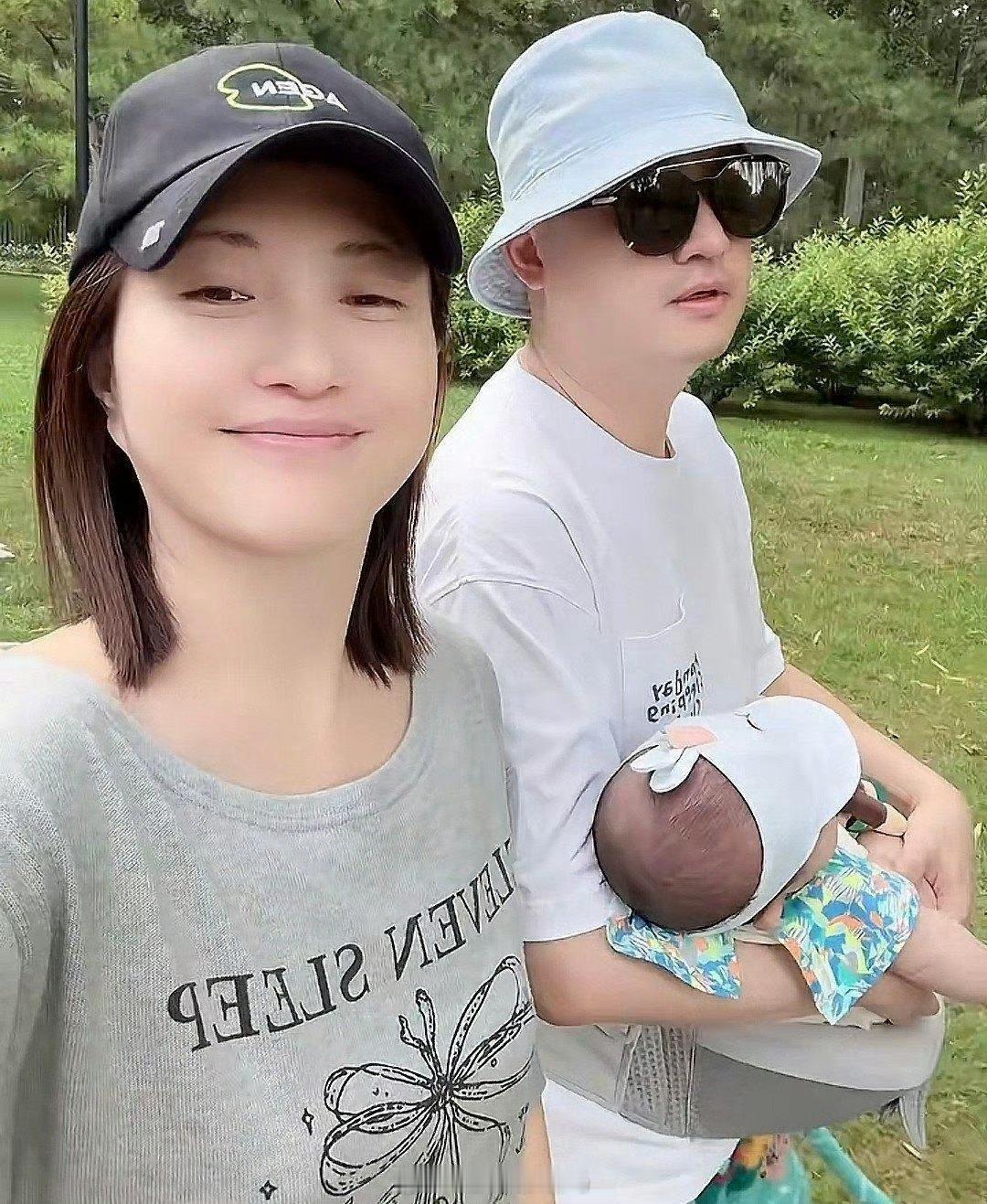 39岁包文婧晒二胎儿子“面条子”满1岁，包贝尔腰凳抱娃遛弯姐姐“饺子”照样受宠，