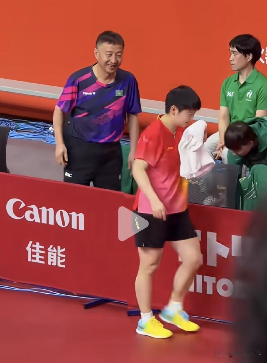 孙颖莎3：0战胜朱雨玲后跟陈振江指导握手，陈指导说了什么？让莎莎忍不住笑了！