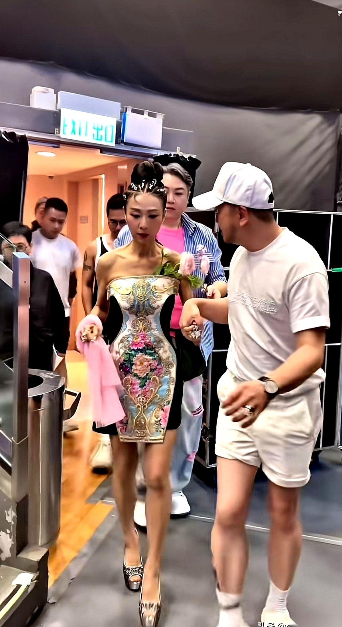 一位70多岁的港台女星，走出来的时候，周围的空气好像都停了。镁光灯下，她穿着一