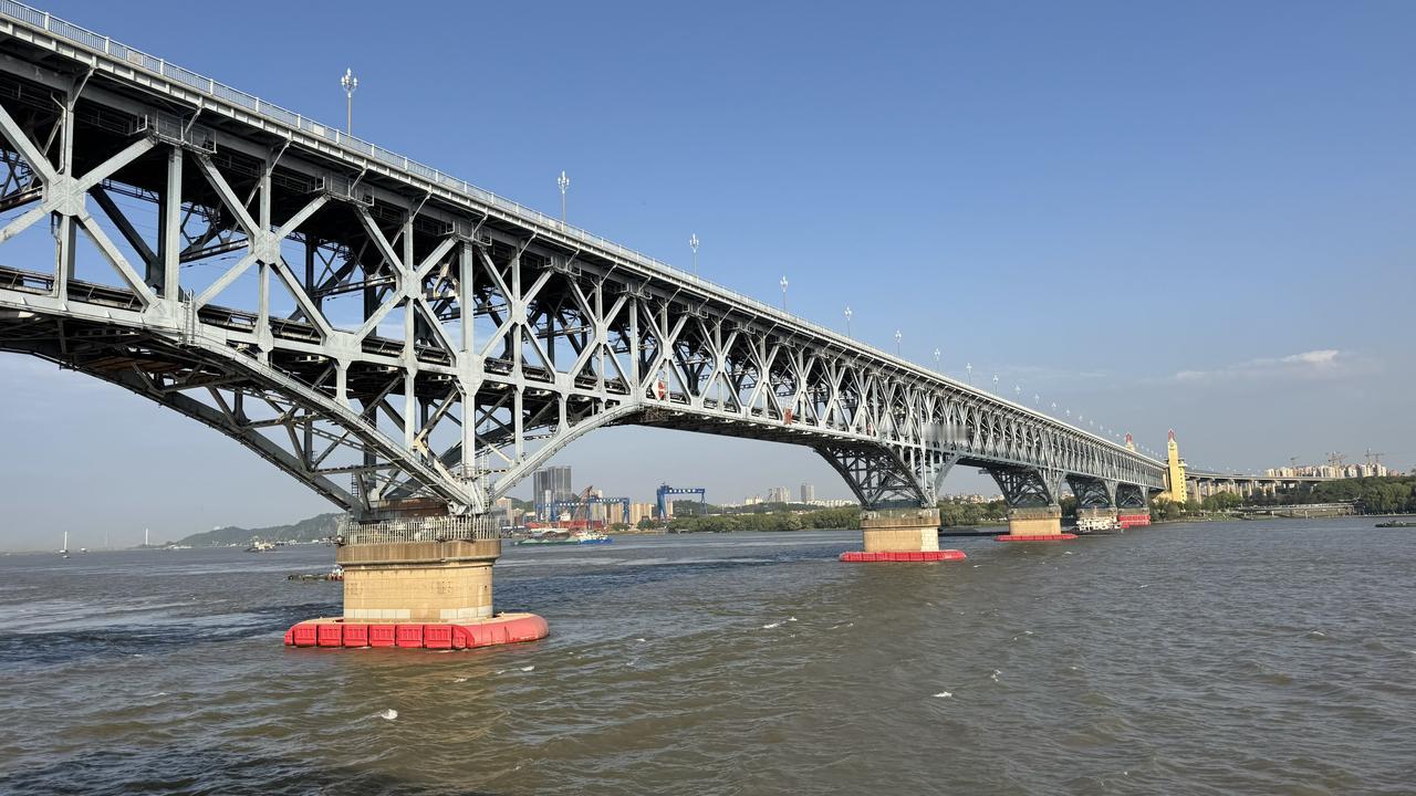 南京长江大桥，建成于1968年，是当时中国人很自豪的建筑，都尽量到南京来打卡签到