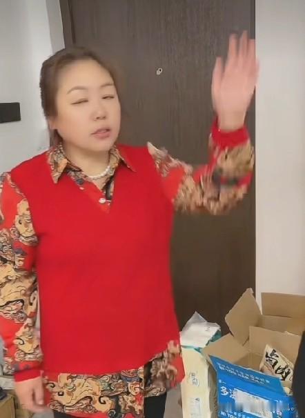 小故事！姚姚她正在家里干活，突然砰的一声响，门被踢开啦。姚姚被吓了