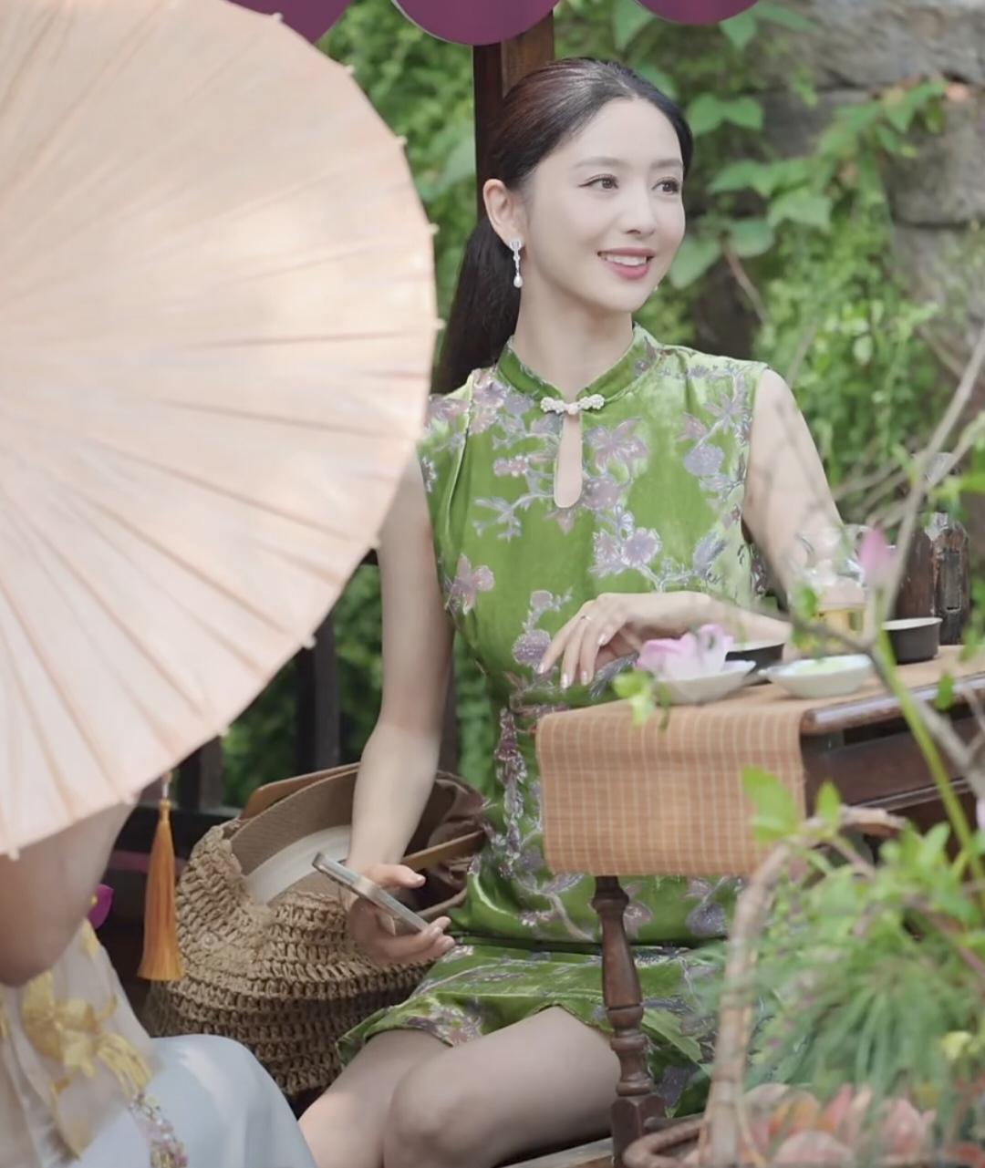 佟丽娅现身苏州黎里古镇，一身绿色旗袍与古城的碧波绿水交相辉映，坐在乌篷船上轻