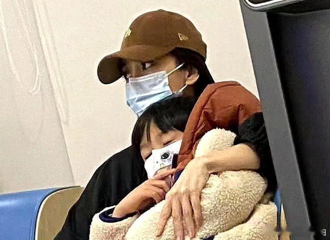 真真正正的出生即巅峰，Angelababy产后出院名场面，医院门口堪比顶流红毯，