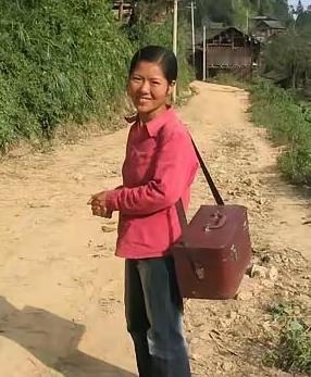 2000年，一姑娘嫁到苗寨做媳妇，丈夫卖掉2头耕牛，花2000块，给她开了间乡村