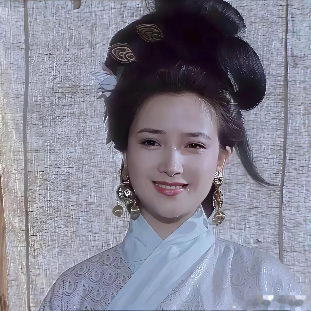 真是没想到原来金晨与何晴还有这样的渊源金晨发文悼念何晴说：“对我而言，您不仅是荧