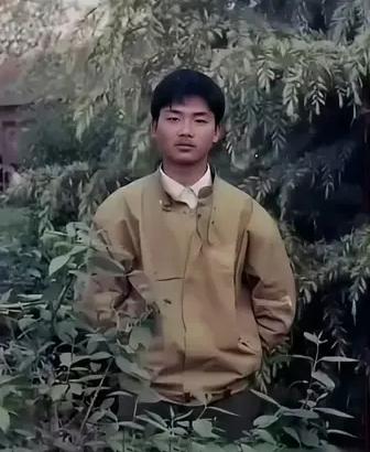 18岁的刘强东、18岁的章泽天；刘强东比章泽天大了19岁，谁又能想到他俩竟成