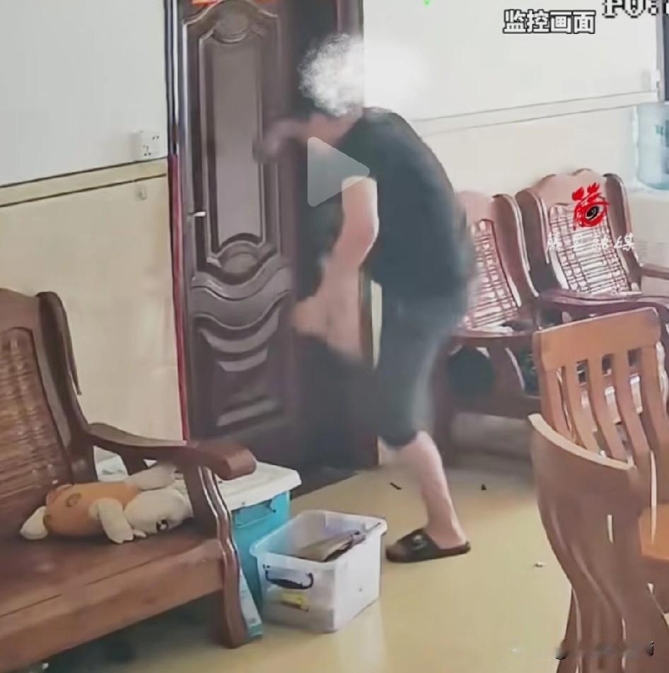这个父亲太霸气了，女儿闹脾气把门反锁，父亲敲半天不开，于是直接对着门一顿猛