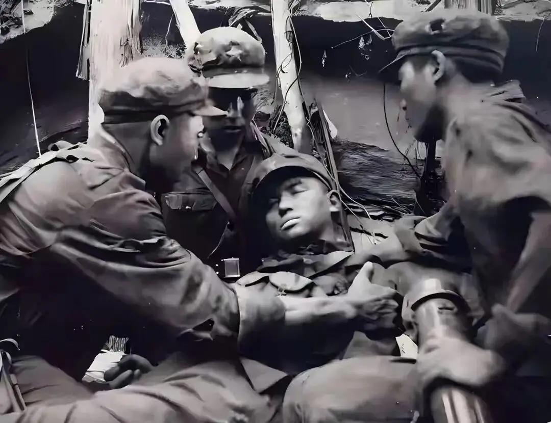 1979年宗梅吊桥边，七名被打散的中国士兵躲进废弃库房，面对上百越军五轮冲锋，打