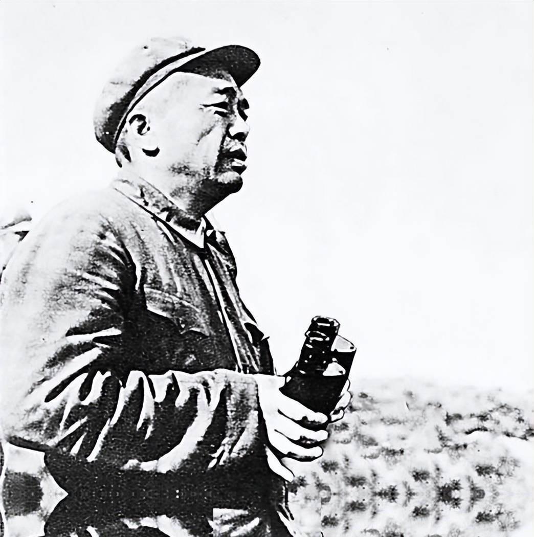 1955年，授勋礼过后，彭德怀热血沸腾地闯入毛泽东办公室，毫不掩饰地挥拳高呼：“