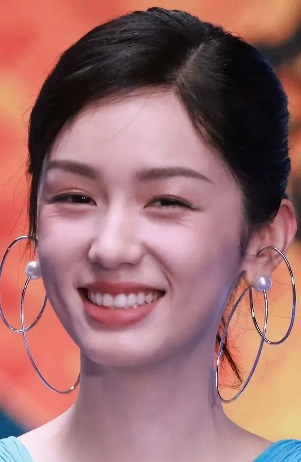 周也在家抠脚呆久了，连皮肤管理都不做了吗？