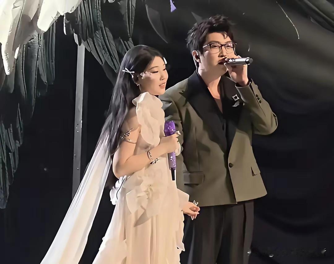 毛不易也是不容易，带着舞台经验不足，唱歌韩范的侄女，沈佳润开场就有点不自然了，手