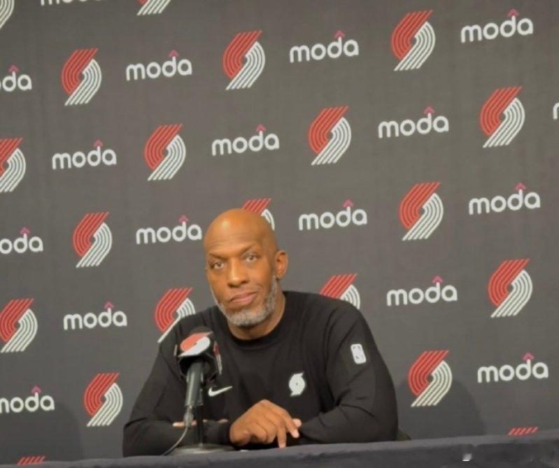 快船主帅透露比卢普斯对目前情况很有信心开拓者在客场以107比114输给了快船。快