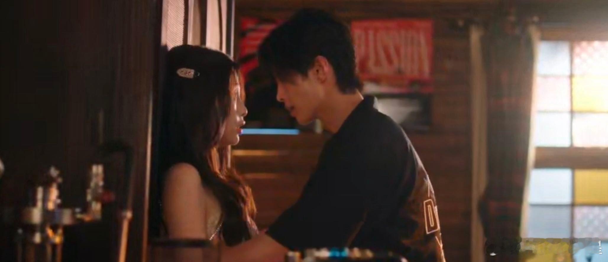 内娱居然拍出了这样的克制吻这段克制吻戏我能循环亿遍！吻到动情又刹车，眼神拉丝太绝