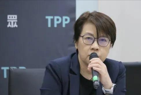 民进党又押错宝了，把台湾带入一种尴尬的处境，成为全球的笑柄，连黄珊珊都觉得没脸投