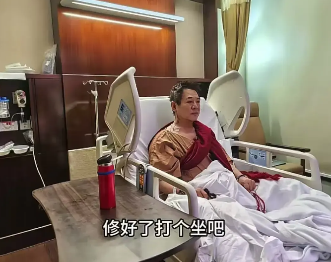 李连杰还是没活明白。在他推进手术室之前，躺在床上默念“阿弥陀佛，放心”；手术