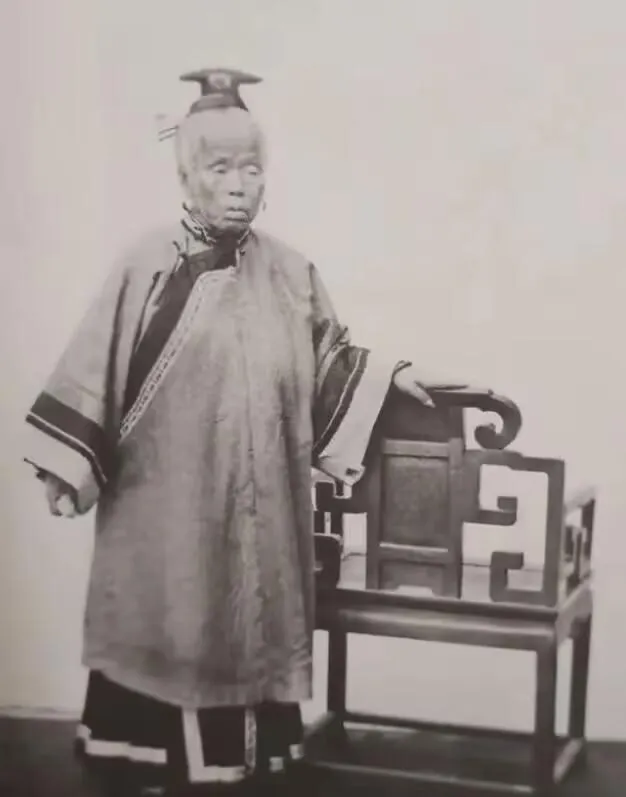 1868年，45岁的李鸿章看到母亲露在轿帘外的脚，忙低声说：“娘，你把脚往回收收