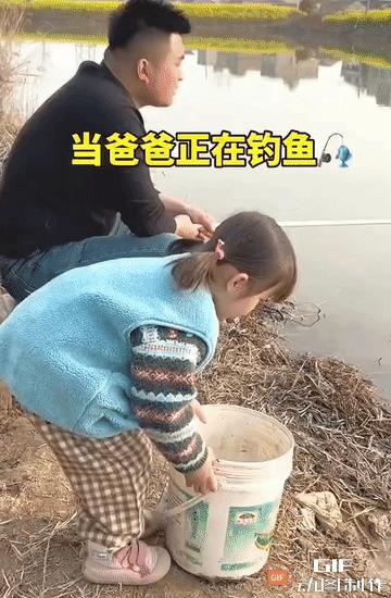 全网都笑翻了：一男子带着女儿在湖边钓鱼，可谓战果颇丰，然而，正当男子目不转睛，盯