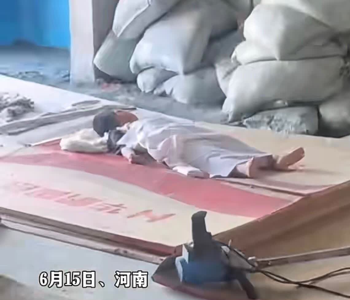 楼上装修吵的儿子无法写作业，女子气冲冲上去理论，结果看到了这样一幕。近日：河