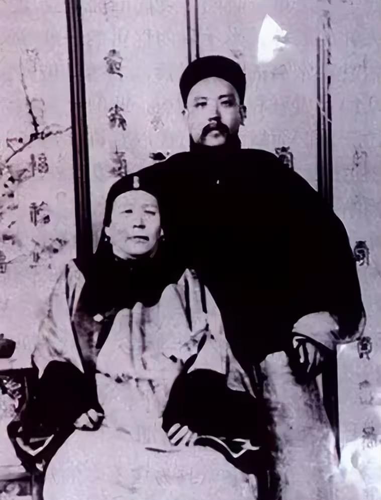 1901年，直隶总督袁世凯母亲去世，他回乡奔丧，却遭族长袁世敦冷酷拒绝：你母亲不