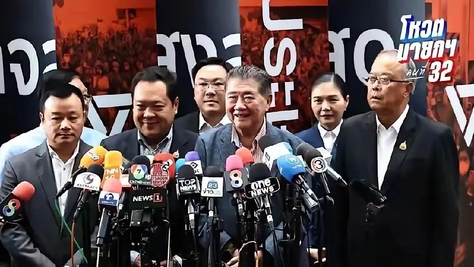 佩通坦下马后，“拒绝为泰党”来袭，不仅要将他信家族赶出泰国政坛，还要逼其再次流亡