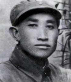 他是陈赓麾下第一猛将，30岁娶19岁娇妻，结婚才3天竟然当众拿枪追着新娘，喊道：